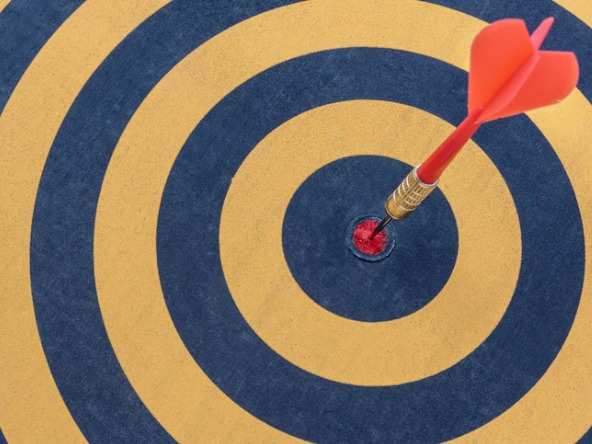 arrow on target bulls eye 